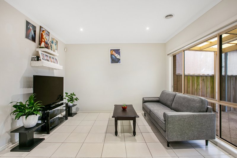 Photo - 8 Malabar Walk, Bundoora VIC 3083 - Image 2