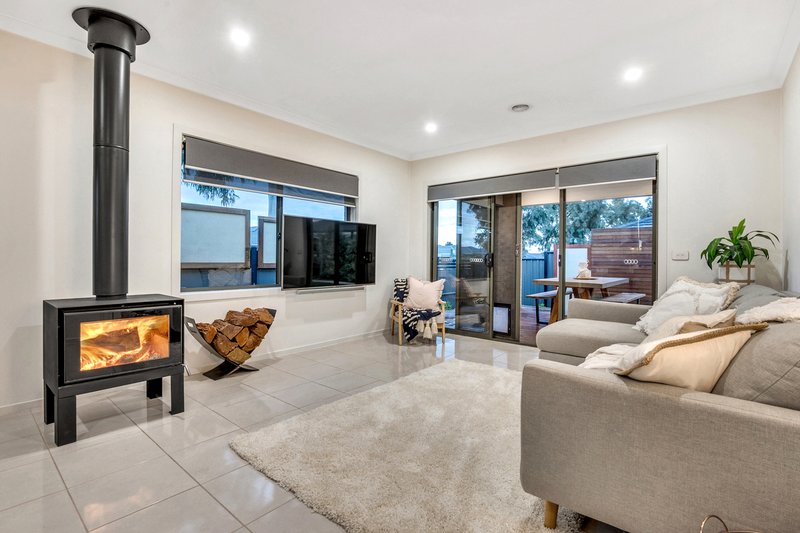 Photo - 8 Maloney Avenue, Craigieburn VIC 3064 - Image 16