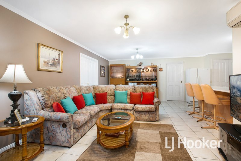 Photo - 8 Mason Mews, Pakenham VIC 3810 - Image 7