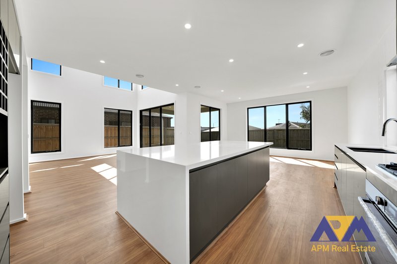 Photo - 8 Masters Crescent, Mambourin VIC 3024 - Image 7