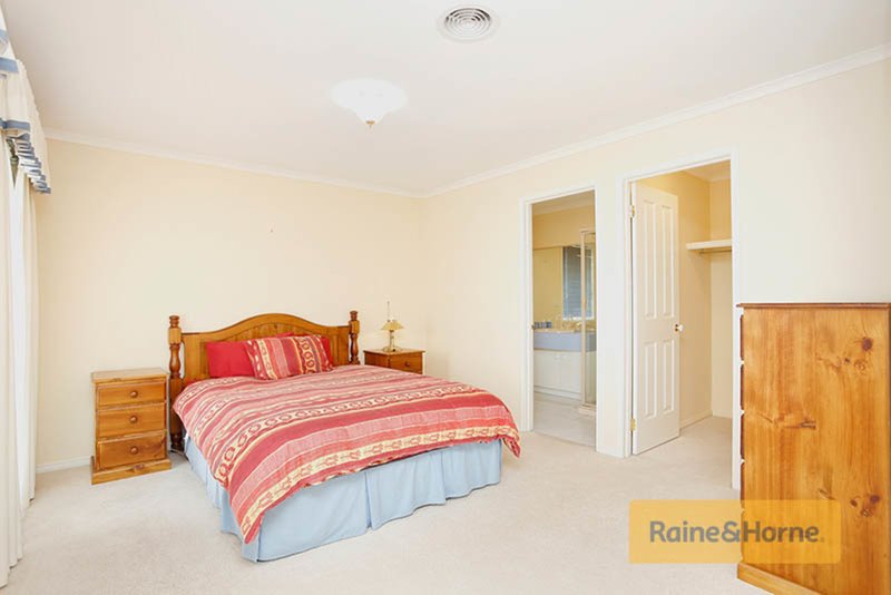 Photo - 8 Mcconnell Crescent, Roxburgh Park VIC 3064 - Image 6