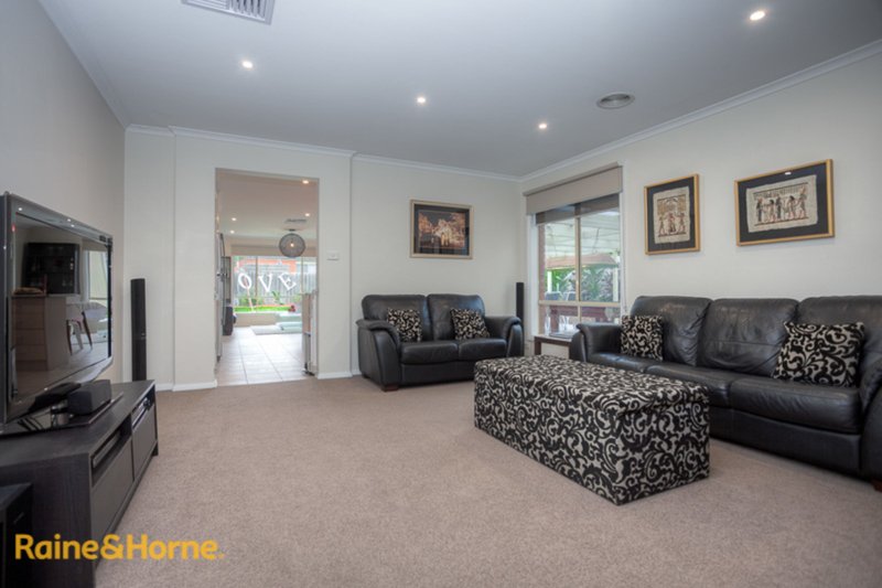 Photo - 8 Mccosker St , Sunbury VIC 3429 - Image 3