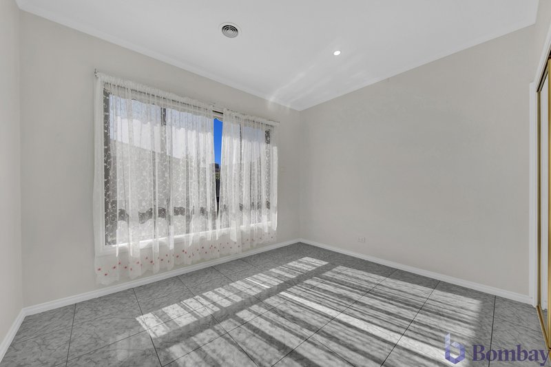 Photo - 8 Mckeown Crescent, Roxburgh Park VIC 3064 - Image 12