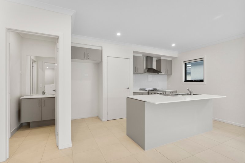 Photo - 8 Midnight Circuit, South Morang VIC 3752 - Image 2
