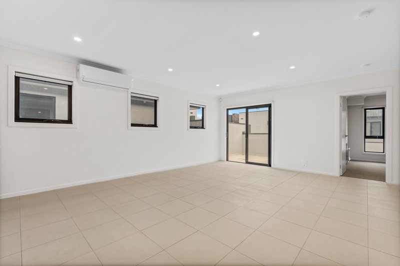 Photo - 8 Midnight Circuit, South Morang VIC 3752 - Image 4