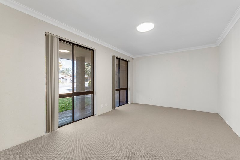 Photo - 8 Minda Place, Wanneroo WA 6065 - Image 4