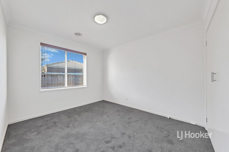 Photo - 8 Misqa Avenue, Point Cook VIC 3030 - Image 11