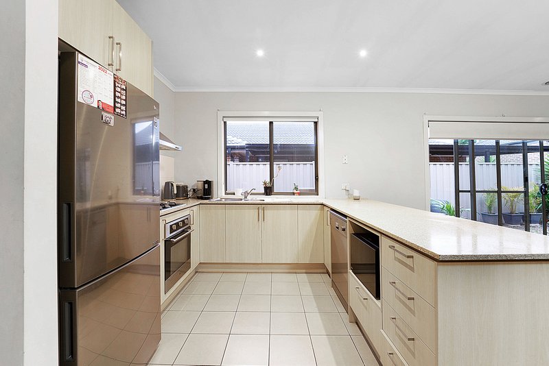 Photo - 8 Moselle Street, Point Cook VIC 3030 - Image 6