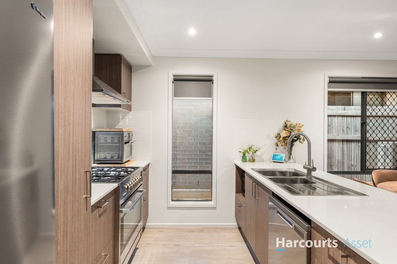 Photo - 8 Mossman Place, South Maclean QLD 4280 - Image 5