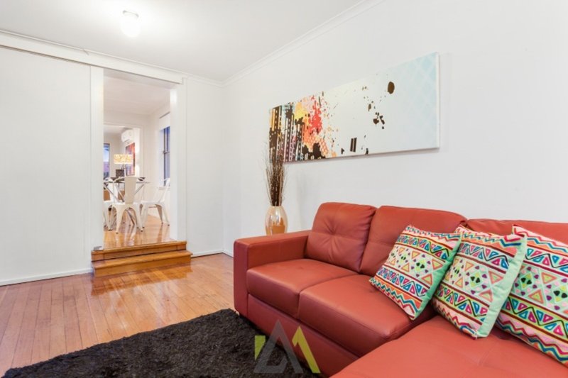 Photo - 8 Mulberry Crescent, Frankston North VIC 3200 - Image 4