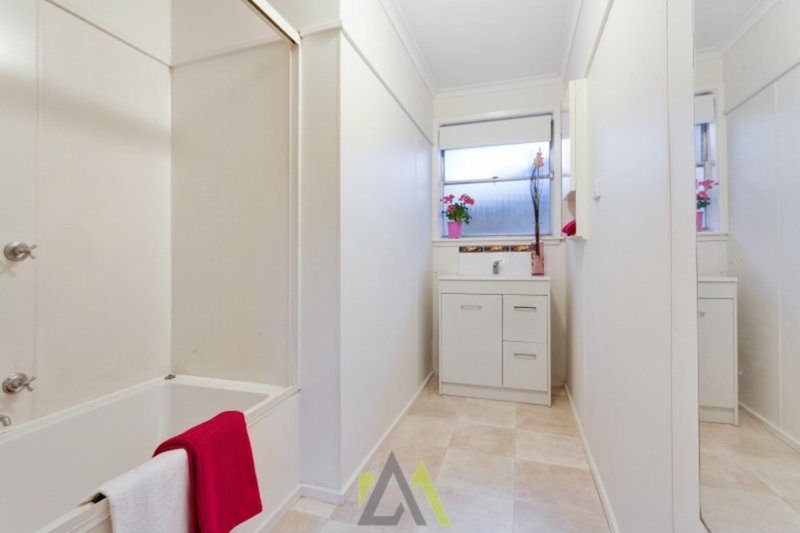 Photo - 8 Mulberry Crescent, Frankston North VIC 3200 - Image 8