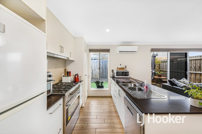 Photo - 8 Nemo Street, Pakenham VIC 3810 - Image 2