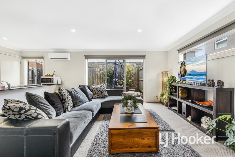 Photo - 8 Nemo Street, Pakenham VIC 3810 - Image 5