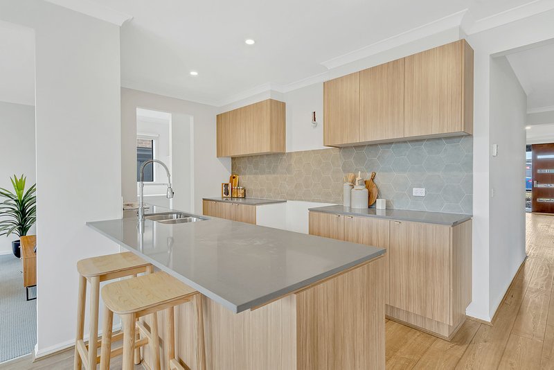 Photo - 8 Nesting Vista, Craigieburn VIC 3064 - Image 3