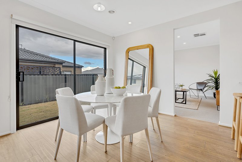 Photo - 8 Nesting Vista, Craigieburn VIC 3064 - Image 9