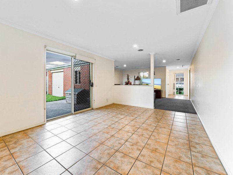 Photo - 8 Nyarrin Place, Cranbourne West VIC 3977 - Image 15