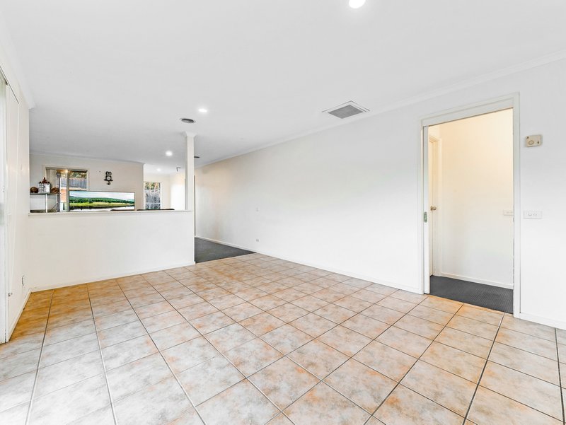 Photo - 8 Nyarrin Place, Cranbourne West VIC 3977 - Image 16