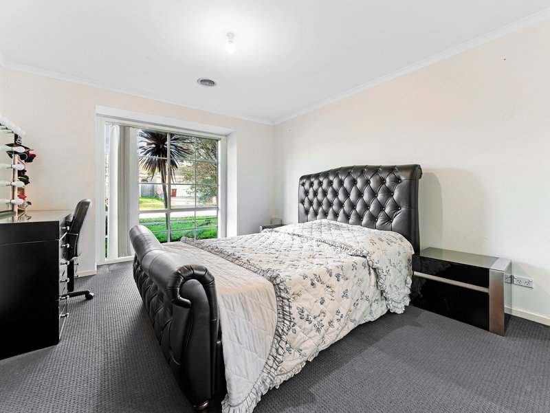 Photo - 8 Nyarrin Place, Cranbourne West VIC 3977 - Image 17