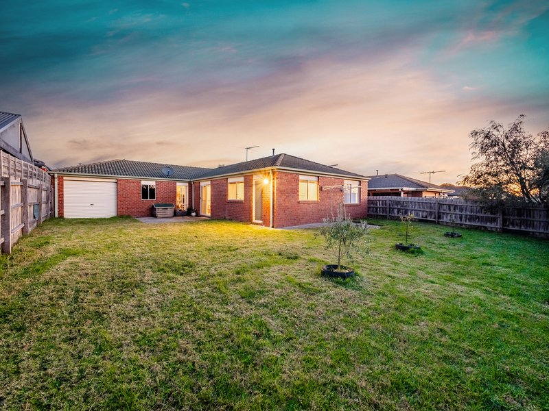 Photo - 8 Nyarrin Place, Cranbourne West VIC 3977 - Image 24