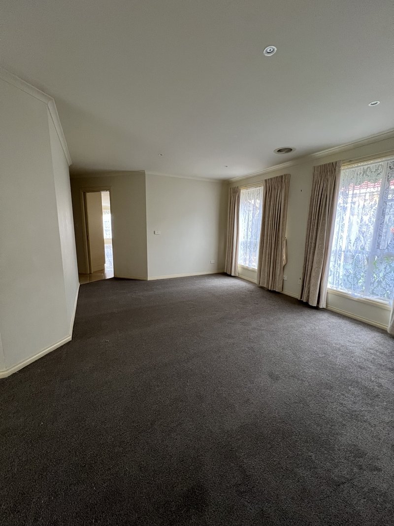 Photo - 8 Oakbank Court, Roxburgh Park VIC 3064 - Image 5