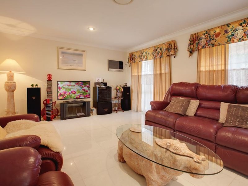 Photo - 8 Oakdale Place, Baulkham Hills NSW 2153 - Image 3