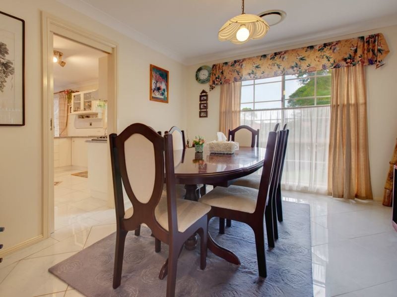 Photo - 8 Oakdale Place, Baulkham Hills NSW 2153 - Image 5