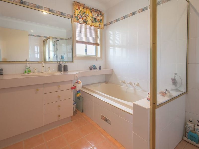 Photo - 8 Oakdale Place, Baulkham Hills NSW 2153 - Image 8