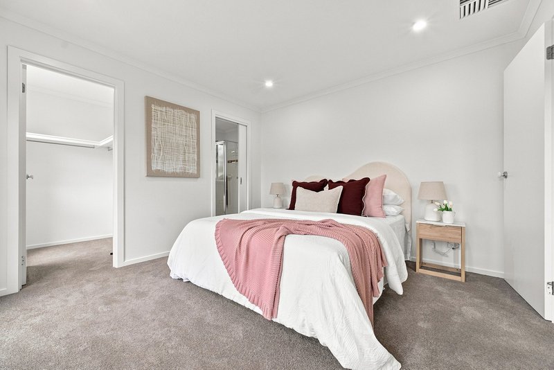 Photo - 8 Ogle Way, Cranbourne North VIC 3977 - Image 2