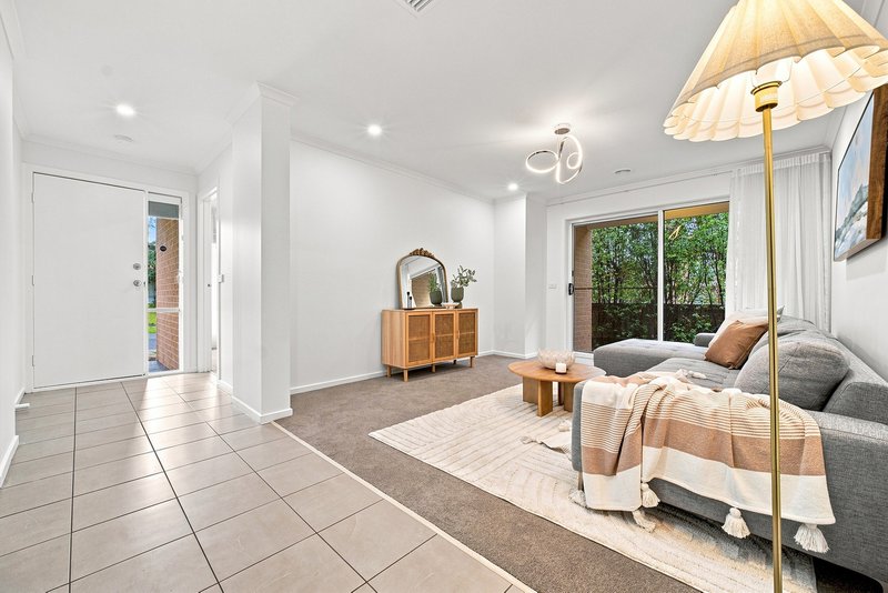 Photo - 8 Ogle Way, Cranbourne North VIC 3977 - Image 4