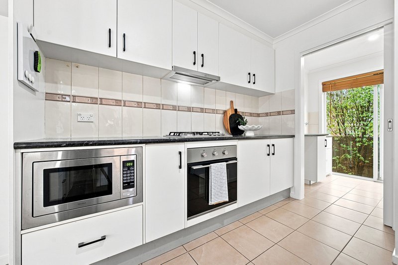 Photo - 8 Ogle Way, Cranbourne North VIC 3977 - Image 5