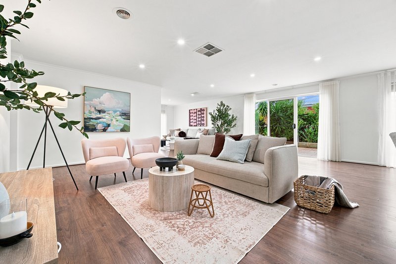 Photo - 8 Ogle Way, Cranbourne North VIC 3977 - Image 6