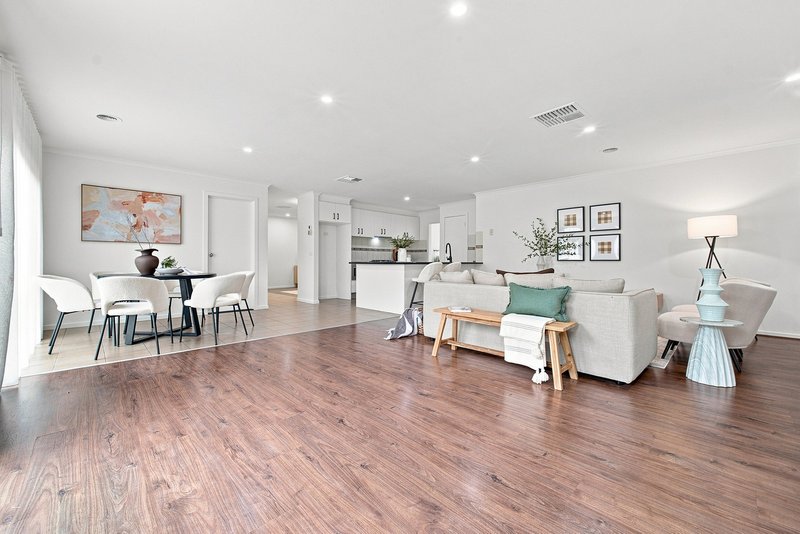 Photo - 8 Ogle Way, Cranbourne North VIC 3977 - Image 7