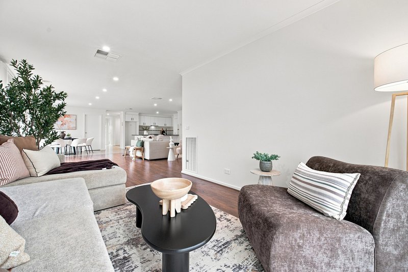 Photo - 8 Ogle Way, Cranbourne North VIC 3977 - Image 9