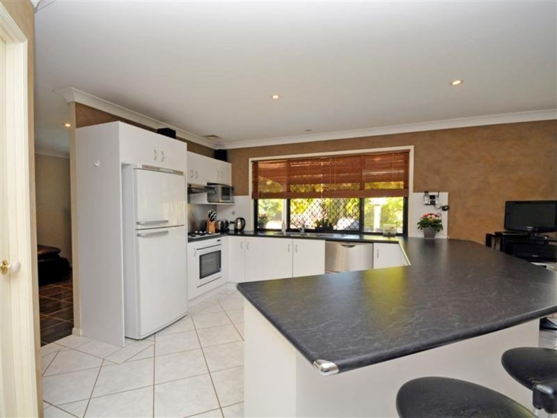 Photo - 8 Orinda Court, Cashmere QLD 4500 - Image 7