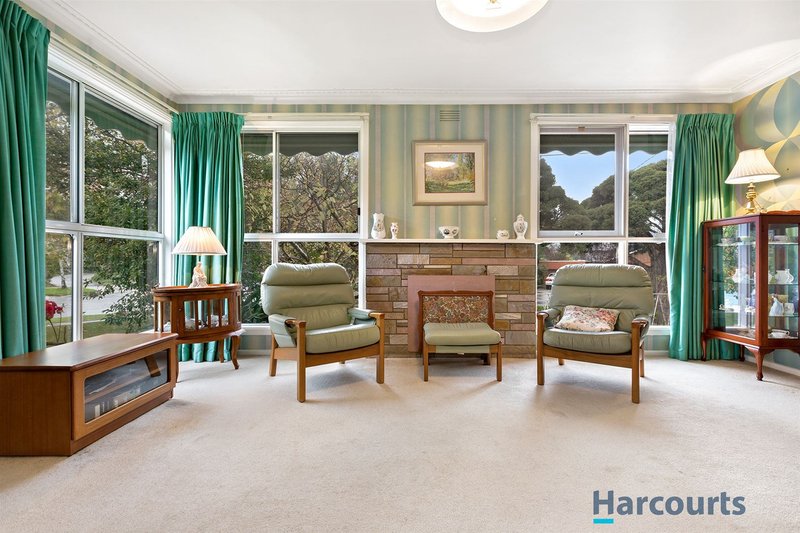 Photo - 8 Packham Crescent, Glen Waverley VIC 3150 - Image 2