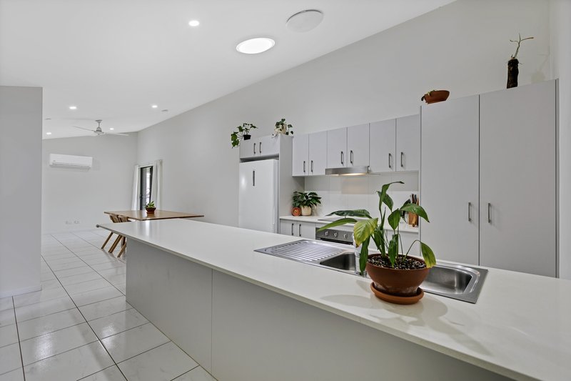 Photo - 8 Palmerston Cres , Beerwah QLD 4519 - Image 2