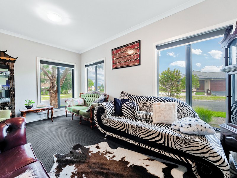 Photo - 8 Parkhurst Drive, Cranbourne East VIC 3977 - Image 7