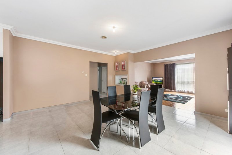 Photo - 8 Parkside Close, Caroline Springs VIC 3023 - Image 5