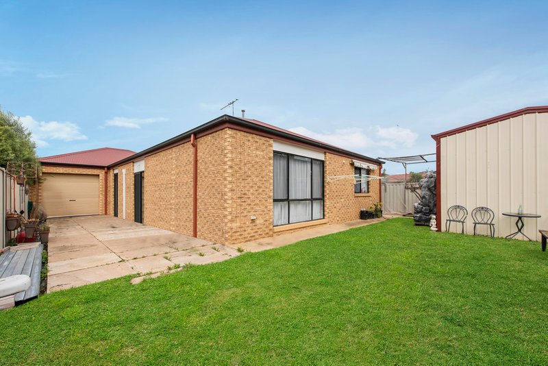 Photo - 8 Parkside Close, Caroline Springs VIC 3023 - Image 10