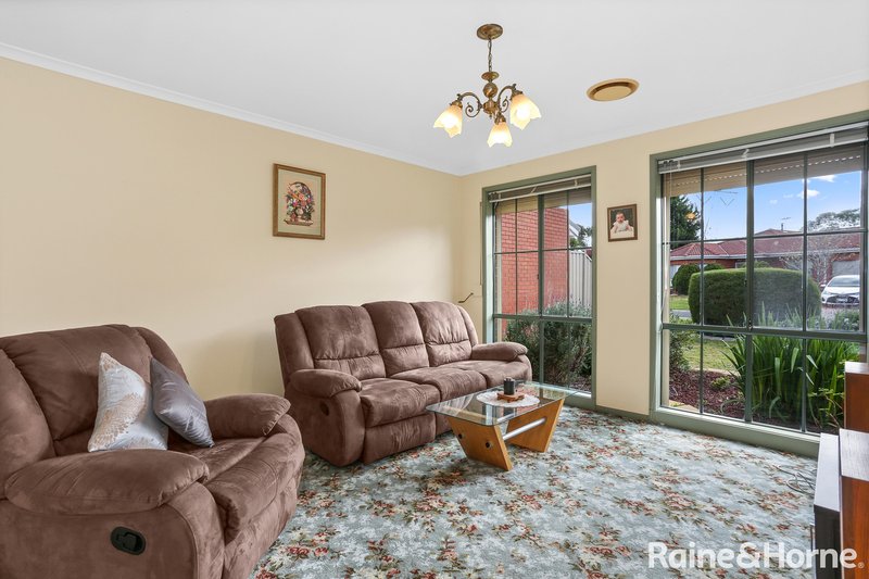 Photo - 8 Parnell Court, Roxburgh Park VIC 3064 - Image 3