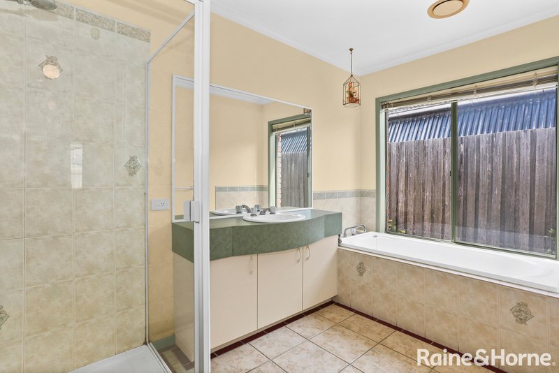 Photo - 8 Parnell Court, Roxburgh Park VIC 3064 - Image 10