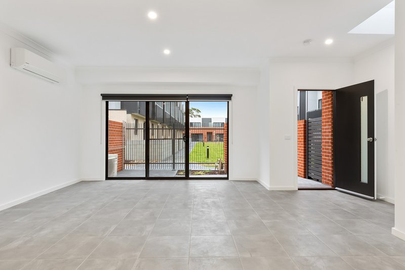 Photo - 8 Patena Walk, Pakenham VIC 3810 - Image 4