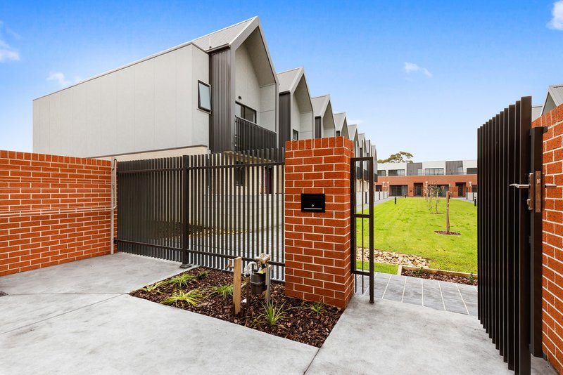 Photo - 8 Patena Walk, Pakenham VIC 3810 - Image 8