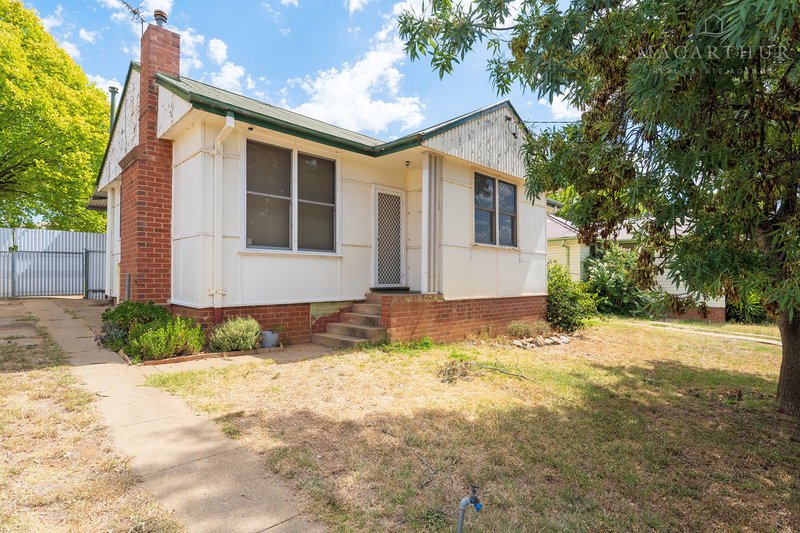 8 Phillip Avenue, Mount Austin NSW 2650