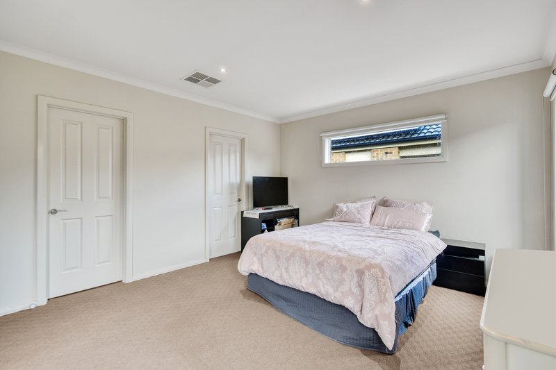 Photo - 8 Platt Close, Pakenham VIC 3810 - Image 5