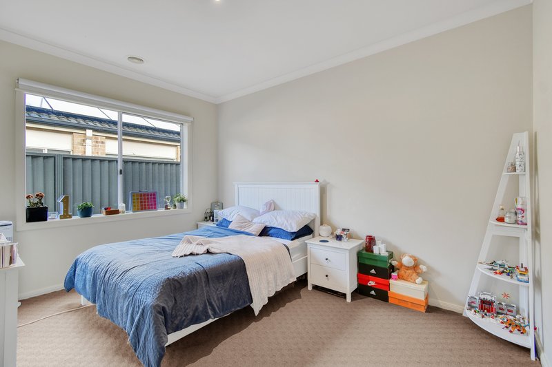 Photo - 8 Platt Close, Pakenham VIC 3810 - Image 7