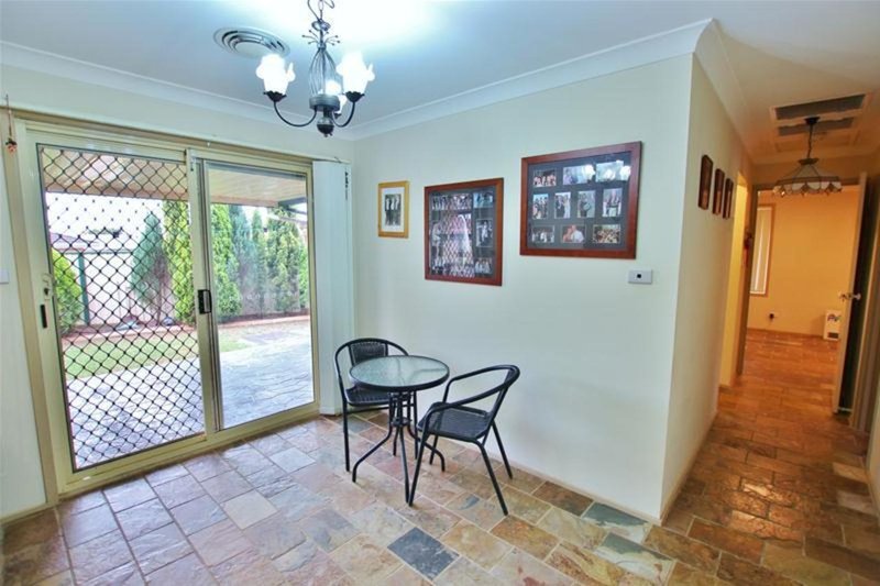 Photo - 8 Poppy Place, Macquarie Fields NSW 2564 - Image 3