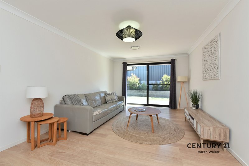 Photo - 8 Portsea Parade, Cameron Park NSW 2285 - Image 3