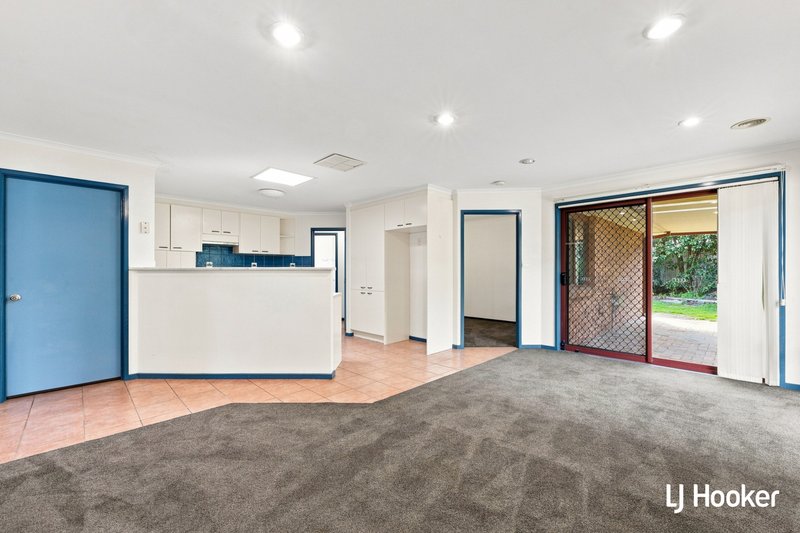 Photo - 8 Quinlivan Crescent, Dunlop ACT 2615 - Image 3