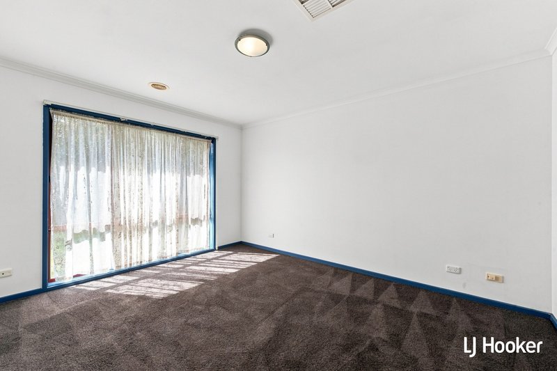 Photo - 8 Quinlivan Crescent, Dunlop ACT 2615 - Image 5